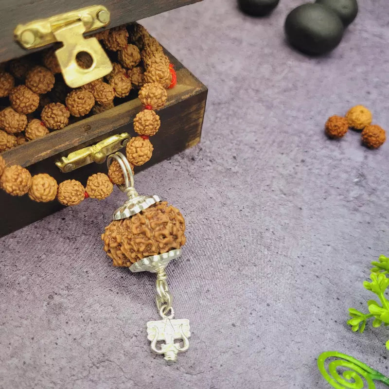 9 Mukhi Rudraksha Kavach 